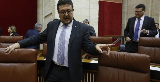 Serrano (Vox) regresa justo cuando se termina el periodo de sesiones en la Cámara andaluza