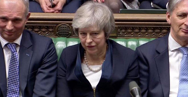 May insiste en que seguirá luchando por el brexit tras la derrota en el Parlamento