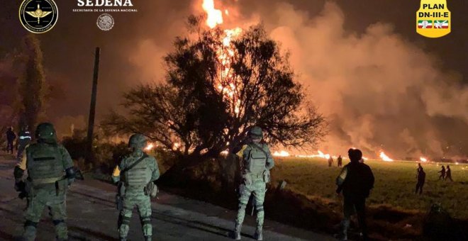Más de 70 muertos al explotar una toma clandestina de combustible en México