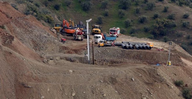 La juez cita por homicidio imprudente al dueño del terreno del pozo donde cayó Julen