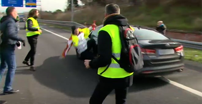 Herido muy grave un taxista tras lanzarse sobre un coche en una protesta en la A-2