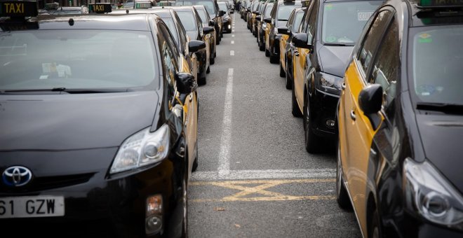 Uber i Cabify marxen de Barcelona