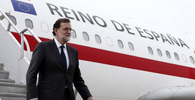 El PSOE asegura que Sánchez viaja igual que Rajoy, "pero sin el extra de vino y whisky"
