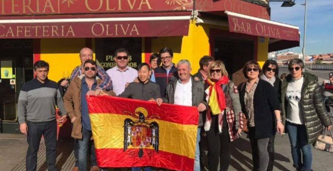 Una alcaldesa del PP posa con una bandera franquista tras visitar el Valle de los Caídos