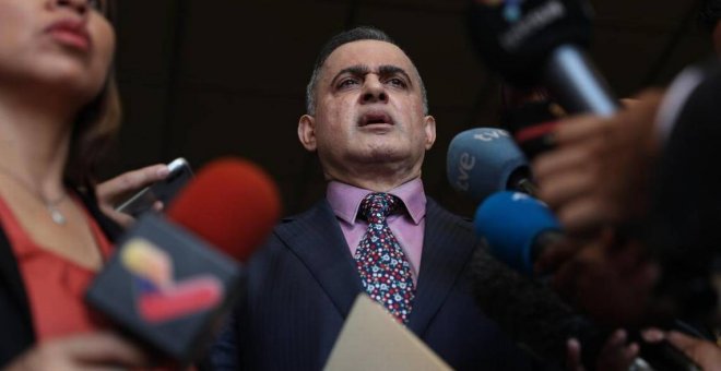 La Fiscalía venezolana pide que se prohíba a Guaidó salir del país y bloquear sus cuentas