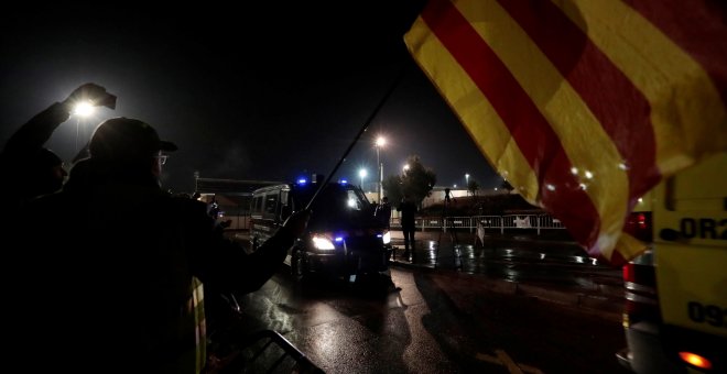 Centenars de persones acomiaden els presos abans del seu trasllat a Madrid