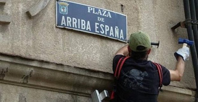 El Gobierno pide a 656 ayuntamientos que retiren símbolos franquistas de sus calles