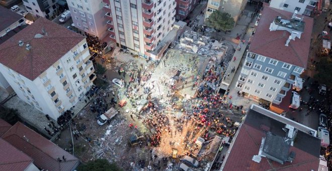 Al menos dos muertos y seis heridos en el derrumbe de un edificio de ocho pisos en Estambul