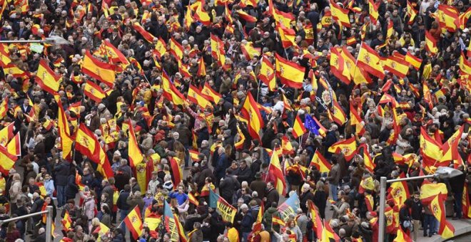 Una derecha diversa llena de banderas de España la Plaza de Colón contra Sánchez