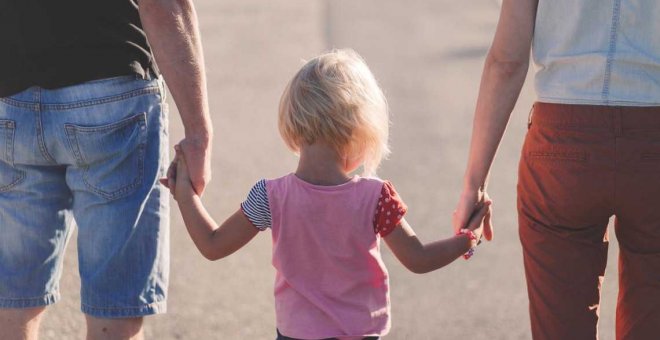 Cuando madre hay más de una: las tres vidas de un niño en familias de acogida