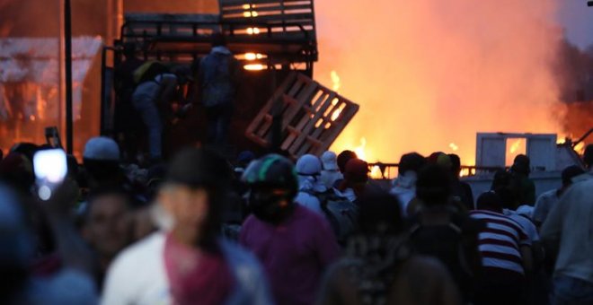 Colombia cierra la frontera con Venezuela tras los altercados con el ejército