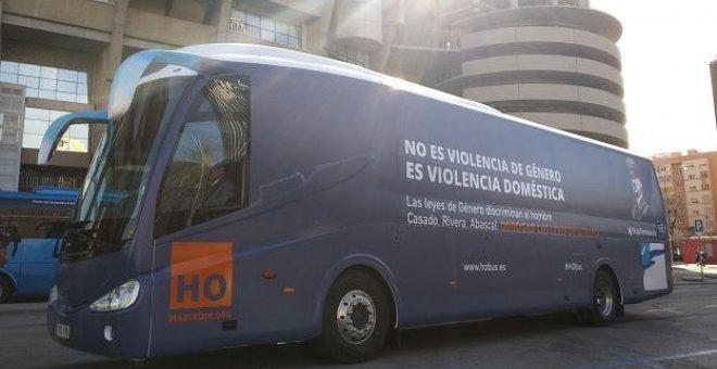 Manifestantes arrancan los eslóganes del autobús de Hazte Oír en Barcelona