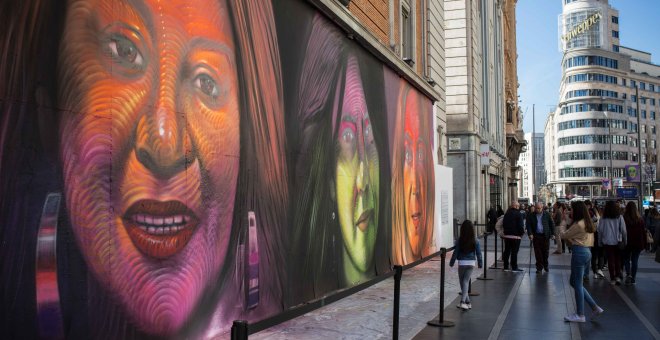 Los rostros de mujeres activistas visten Gran Vía en vísperas del 8 de marzo