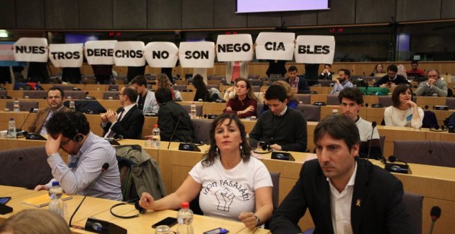 Un grupo de mujeres boicotea el acto de Vox en el Parlamento Europeo: "Nuestros derechos no son negociables"