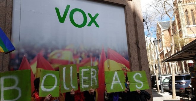 Un grupo de manifestantes pinta la caravana antifeminista de Hazte Oír en la sede de Vox en Madrid