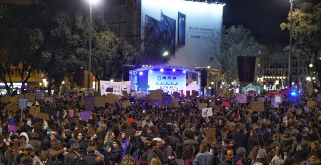 La marea feminista conquista las calles de Barcelona y la agenda pública, a pesar del desigual seguimiento de la huelga