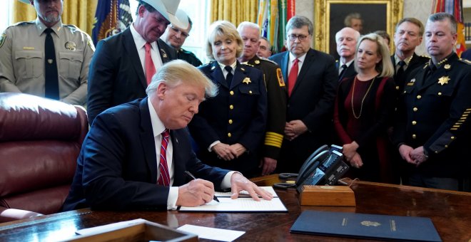 Trump firma el primer veto de su mandato para salvar el estado de emergencia nacional