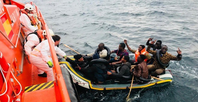 Rescatados 20 inmigrantes, 12 de ellos menores, de dos pateras en el Estrecho