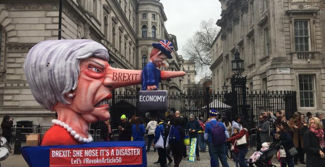 Miles de británicos marchan pidiendo parar el brexit