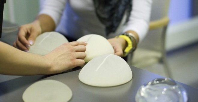 Francia prohíbe varios implantes mamarios, con un amplio uso en España, por su potencial cancerígeno