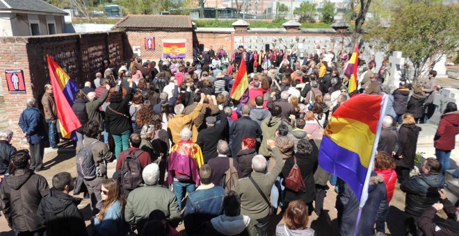 Los familiares de las víctimas del franquismo se reúnen en La Almudena para homenajear a los fusilados en Madrid