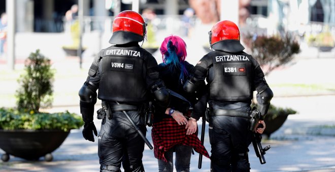 La carga policial en Bilbao tras el mitin de Vox deja a una joven con una doble fractura de mandíbula