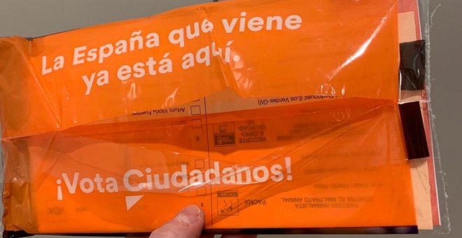 Ciudadanos vuelve a utilizar plástico en su propaganda electoral