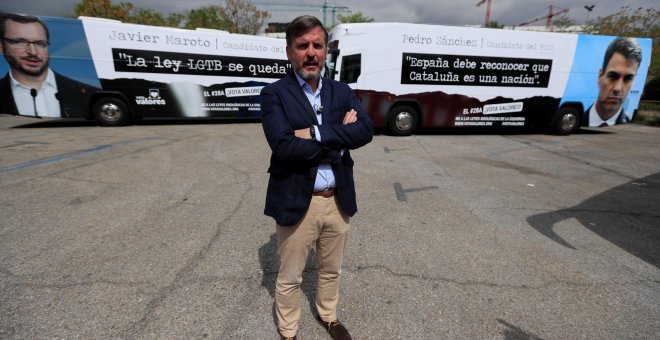 Militantes de la CUP paran el autobús de Hazte Oír en Barcelona y los Mossos identifican a uno de sus candidatos