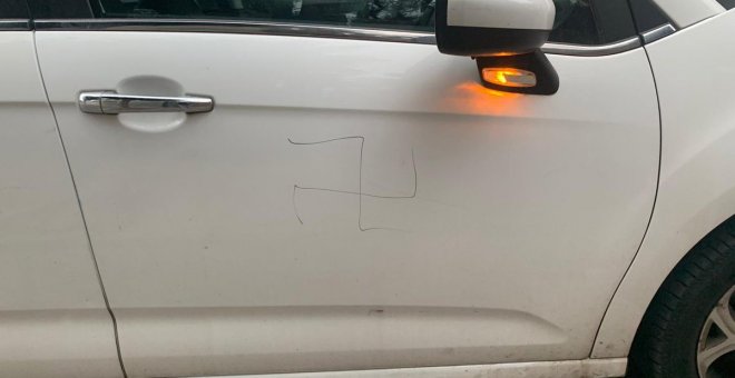 Pinten esvàstiques al cotxe d'un regidor i activista LGTBI de Sant Feliu de Llobregat