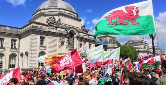 Miles de personas se manifiestan en Cardiff por la independencia de Gales