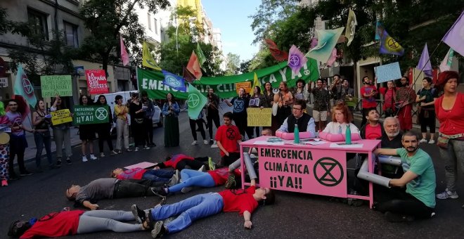 Extinction Rebellion corta la calle Ferraz para exigir el compromiso del Gobierno contra la crisis climática