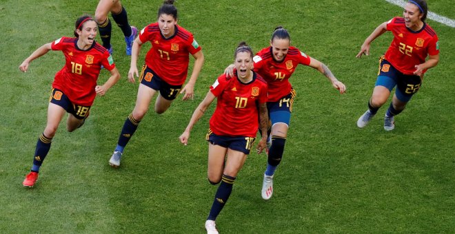 Dos penaltis alivian a la selección española