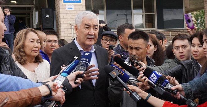 Los kazajos votan en las presidenciales y detienen a decenas de opositores que querían boicotearlas