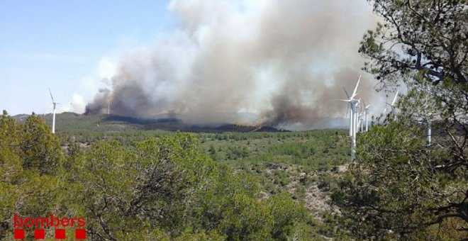 Un incendi al Perelló crema 200 hectàrees i provoca l'evacuació de 32 persones