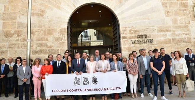 Vox se separa de la pancarta contra la violencia machista en València en el minuto de silencio por la última asesinada