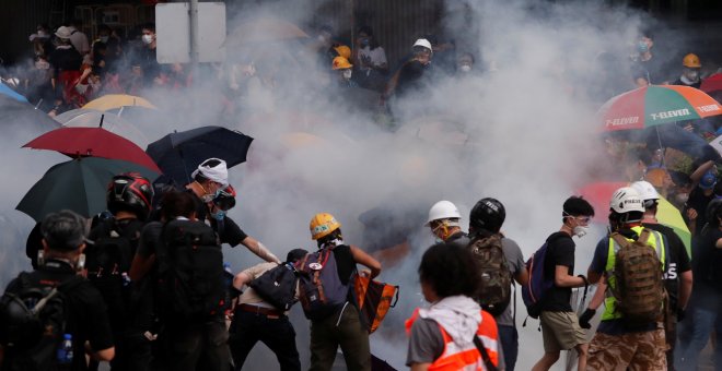 La Policía hongkonesa disuelve la masiva protesta contra ley de extradición con pelotas y gases lacrimógenos