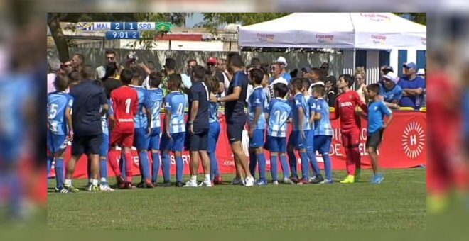 El equipo alevín del Málaga detiene el partido para reprender a sus padres por discutir en la grada
