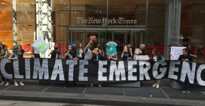 Setenta activistas medioambientales detenidos durante una protesta frente a la sede del 'The New York Times'