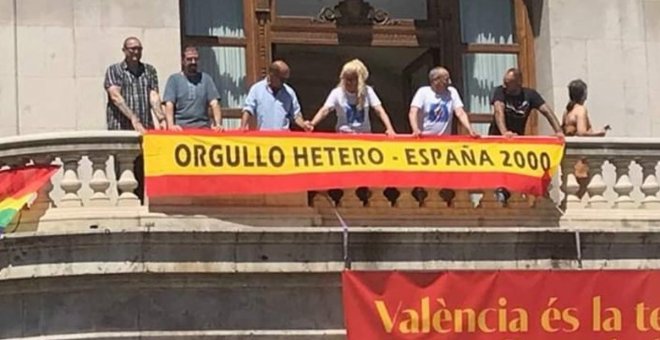 Los ultraderechistas de España 2000 cuelgan una bandera con el lema 'Orgullo Hetero' en el ayuntamiento de València