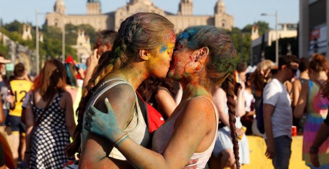 Desenes de milers de persones omplen el centre de Barcelona per reivindicar els drets de les persones LGTBI