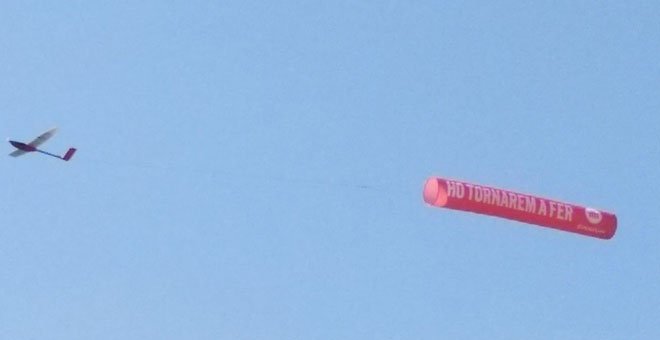 Un dron de Òmnium Cultural sobrevuela las playas con el cartel "Lo volveremos a hacer"