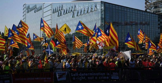 Miles de independentistas protestan en Estrasburgo por no reconocer a Puigdemont, Comín y Junqueras como eurodiputados