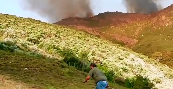 Cuando el alcalde tiene que apagar un incendio porque no hay ni bomberos