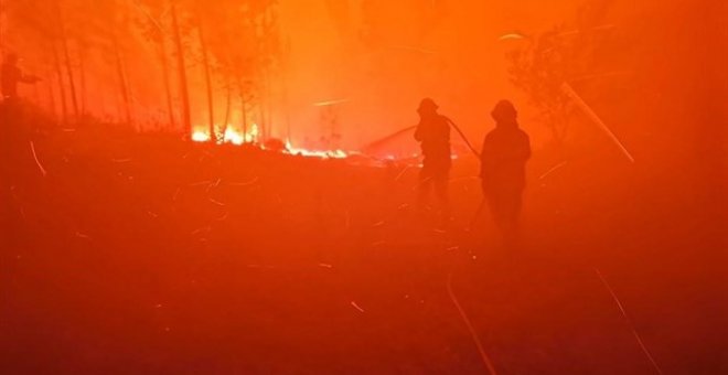 Varios incendios en el centro de Portugal movilizan a casi un millar de bomberos y otras noticias destacadas del fin de semana