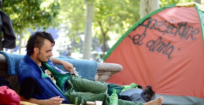 Los 'sin techo' del Paseo del Prado intentan acampar frente al Palacio de Cibeles pero la Policía se lo impide