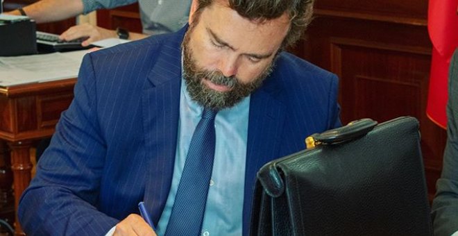 A Espinosa de los Monteros se le atraganta la transparencia