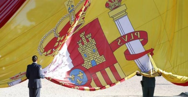 Una bandera de 300 metros cuadrados izada por militares mientras suena el himno nacional, la primera moción de Vox Murcia
