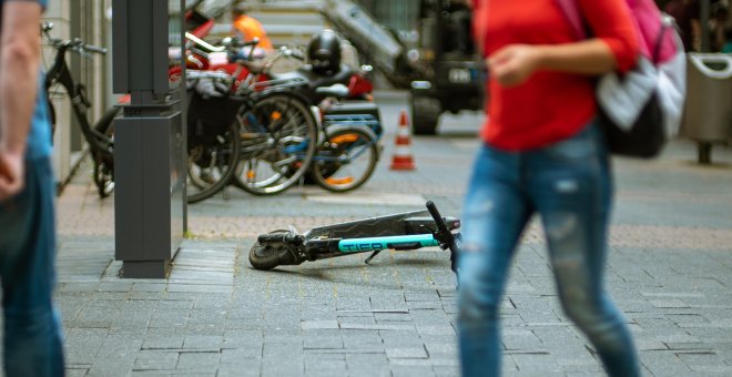 Los patinetes y las bicicletas tendrán prohibido circular y estacionar en las aceras