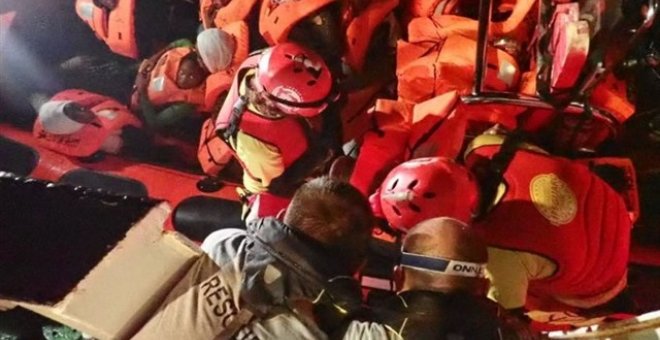 El Open Arms sigue esperando puerto seguro con más de 121 personas rescatadas a bordo