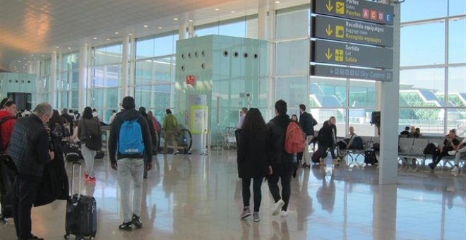 Normalitat a l’aeroport del Prat en el primer dia de vaga dels controladors de seguretat